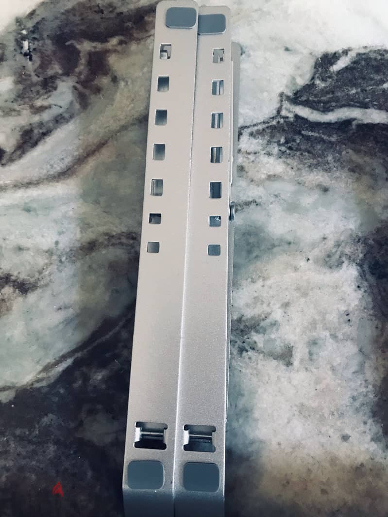 LAPTOP /TABLET STAND 1