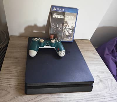 PlayStation 4 slim مستعمل كالجديد