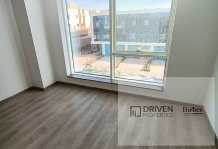 مكتب إداري بإطلالة على البلازا متشطب بالتكييفات للإيجار في تريفيوم مول الشيخ زايد  Trivium Mall Sheikh Zayed Park St Capital Business Arkan