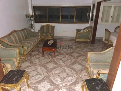 صالون مدهب كلاسيك كامل (كنبة و 4 كراسي) بحالة ممتازة انتريه فخم