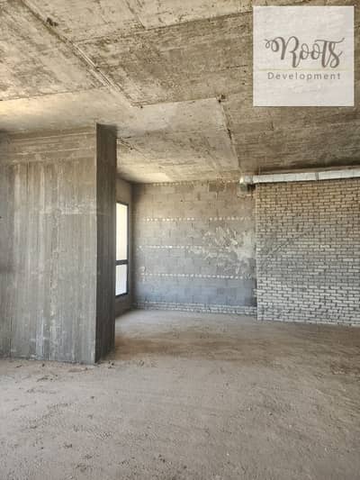 للايجار مكتب كورنر بمساحة 183 متر يطل على مسطحات مائية فى 205 - الشيخ ذايد For Rent Corner Office 183 sqm, overlooking the water features in 205