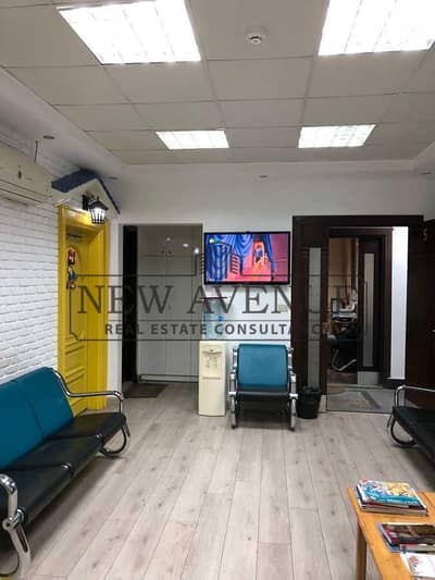 عيادة متشطبة بالكامل في موقع مميز بالقطاع الأول مباشرة أمام نقابة العلاج الطبيعي.