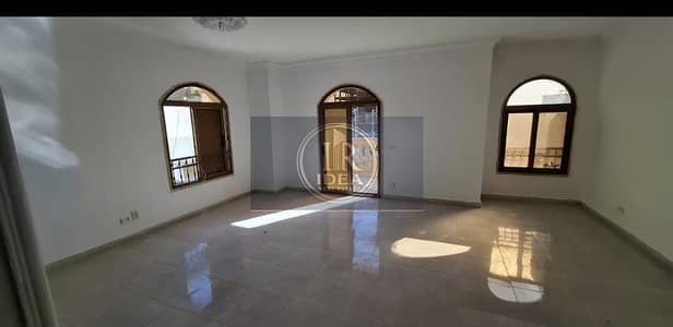 للايجار بجنوب الاكاديميه حرف و على شارع التسعين الشمالى مباشره خلف مستشفى الجوى