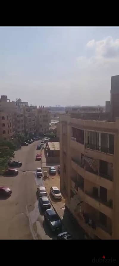 روف للبيع في مدينه المعراج  زهراء المعادي فيو امامي  واجهه     مساحه 250 م  تتكون من 4غرف- ريسبشن- مطبخ -3حمام-  تراس كبير   الدور 5  يوجد اسانسير   ت