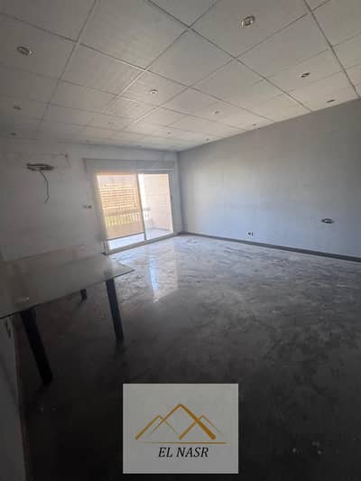 Apartment for rent—suitable for residential or administrative use—on Al-Tayaran Street in Nasr City. Located near Rabaa Square and directly on the mai