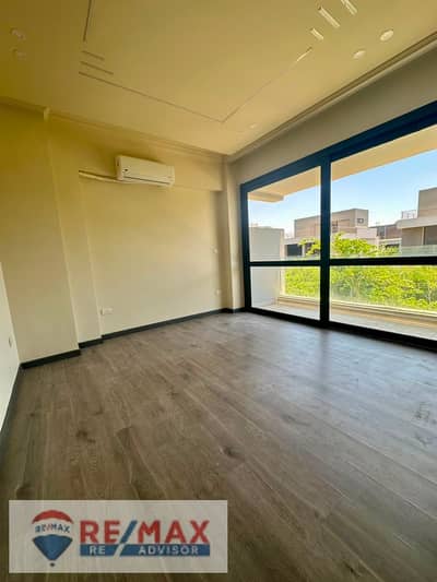 Twin house for rent in Sheikh Zayed, fully equipped with kitchen, appliances, and air conditioning. Located in Patio El Zahraa (La Vista) compound. Fe