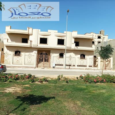 Villa for sale on a garden in منطقة غرب الجولف steps to the ring road and Cairo Festival City and Downtown at a bargain price