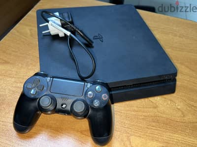 للبيع جهاز بلايستيشن 4 سليم (PS4 Slim) بحالة ممتازة واستخدام خفيف.
