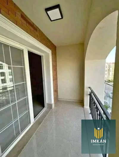 شقه للبيع بتقسيط بمقدم 450 الف علي 12 سنه في كمبوند سراي Sarai سور في سور مع مدينتي وبالقرب من مطار القاهره الدولي كامل الخدمات والمرافق