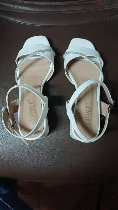صندل سواريه و خروج اتلبس مرة واحده فقط  مقاس ٣٨