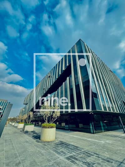 مكتب اداري للايجار بموقع استراتيجي مباشرة علي التسعين الجنوبي بمساحة 308 بالقرب من الجامعة الامريكية AUC في EDNC التجمع الخامس - New Cairo