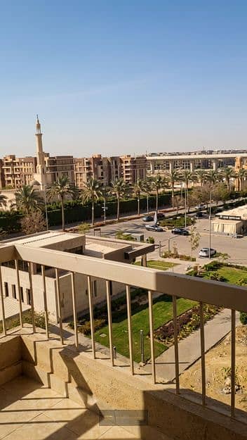 فرصة للبيع بسعر مميز شقة مع الروف تشطيب خاص بموقع ممتاز في | حي الأشجار - 6 أكوبر
