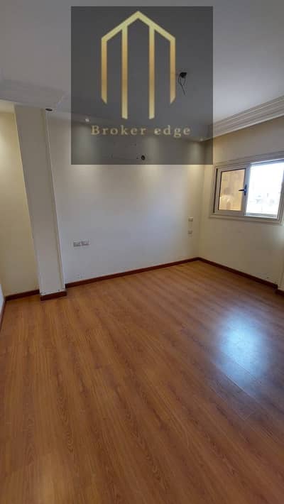 Studio for rent, diamond-shaped, area 60 square meters