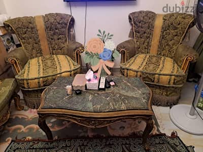 للبيع 2 كنبه واحده 240 سم و التانيه 185 سم + 2 كرسي + طربيزة رخام
