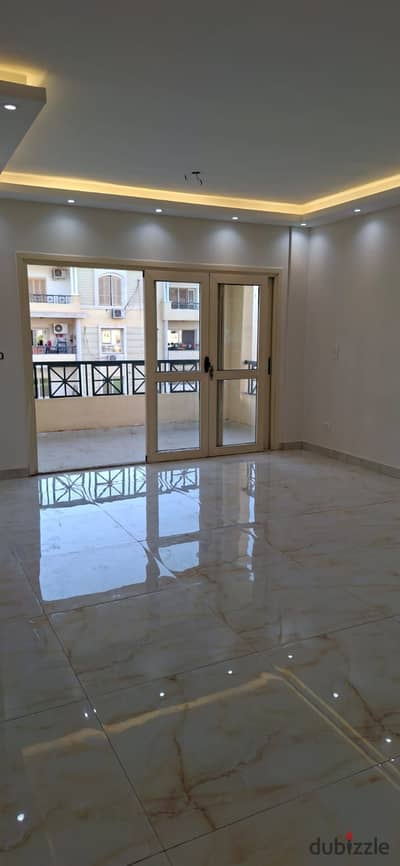 شقه للايجار فى المرحله الاولى بكمبوند الخمايل