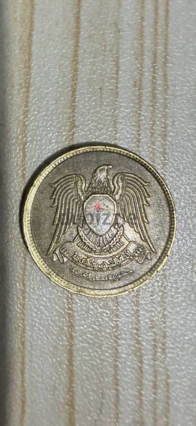 عملة معدنية من فئة ال ٥ مليمات .