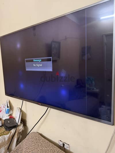 شاشه LG  شغاله بس زي ما ظاهر كده في خط في الشاشه والتلت بقع سوده شا