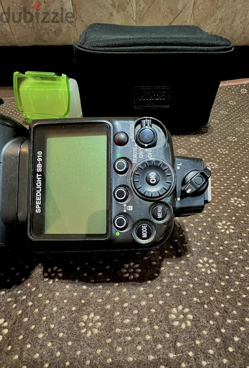 ‏Speedlight SB-910 4