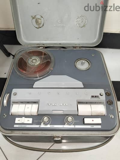 مسجل شريط بكرات قديم (Reel-to-Reel Tape Recorder)