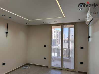 شقة فاخرة للإيجار بتشطيب راقي في كمبوند تاج سيتي مرحلة ليك بارك - إطلالة على الكلوب هاوس