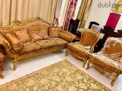 صالون خشب زان مدهب مأكسد كنبه و٤ فوتى بحاله ممتازه