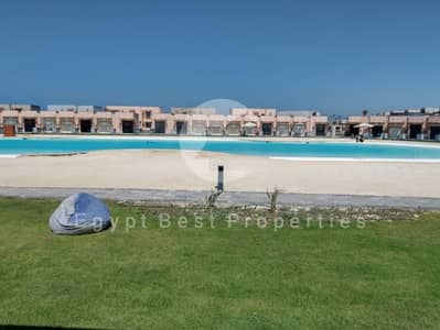 Own a 2-bedroom chalet with a nanny's room in Playa Ghazala, with a 5-year payment plan. Lagoon view. For sale in Ghazala, first floor, fully finished