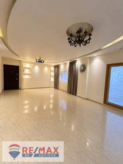 للبيع شقه ارضي مرتفع بجاردن داخليه حرف L وجاردن خارجيه الحي الثامن مجاوره 2 الشيخ زايد  موقع مميز وتشطيب ممتاز
