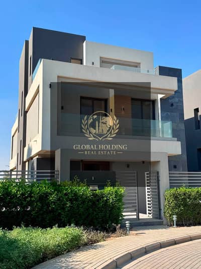 بخصم 9  مليون لفترة محدودة للبيع فيلا 4 غرف  متشطبة في الباتيو تاون Patio Town التجمع بجوار ميفيدا و الجامعه الامريكية  .