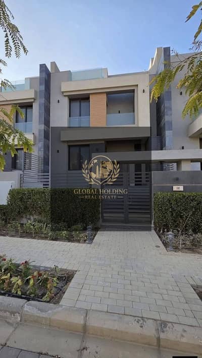 بخصم 25% من سعر الوحدة  لفترة محدودة ,, للبيع فيلا 5 غرف  متشطبة في الباتيو تاون Patio Town التجمع بجوار ميفيدا و الجامعه الامريكية  .