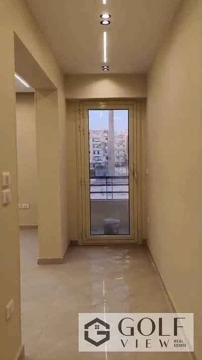 للبيع شقه 130م 3 غرف استلام فوري متشطبه بالكامل غير مجروحه نهائيا بحري تطل علي ميدان في 6 اكتوبر - الحي الخامس دور تاني اقل سعر شقه حالي في المنطقه