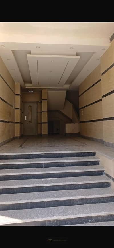 Luxury apartment for rent in Al-Khamail – Phase 1 | Sheikh Zayed, Floor: First 170m + First Floor + Corner + 3 Rooms + 2 Bathrooms + Super Lux Finishing + Air Conditioners + Complete Kitchen