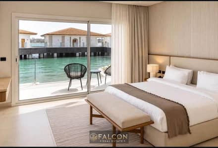 First-row chalet directly facing the sea, offering a spectacular panoramic view and a private yacht marina.  Fully equipped with furniture, appliances