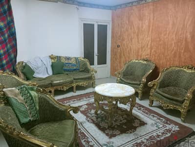 صالون مدهب كنبه واربع فوتيه وطرابيزه بالرخام ومعاه قماش تنجيد