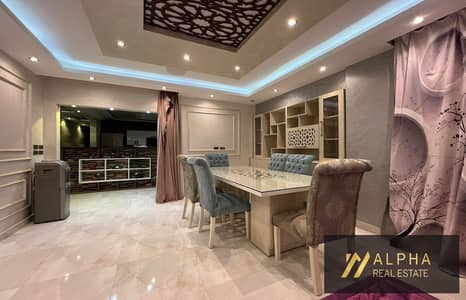 شقة مفروشة بالكامل للإيجار في ذا سكوير القاهرة الجديدة 185 متر الدور الخامس 3 غرف نوم 3 حمامات فرش راقٍ وتقسيمة عملية وموقع مميز داخل كمبوند راقٍ بالت