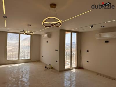 شقه فاخرة للايجار بالمطبخ والتكييفات في كمبوند تاج سيتي التجمع الاول