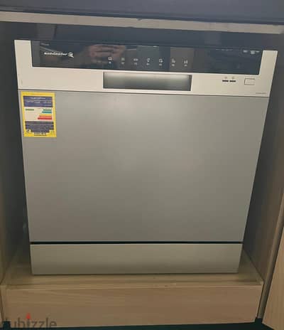 غسالة أطباق Kelvinator – 8 أفراد – حالة ممتازة