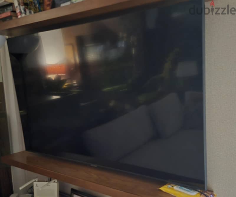 2 sofas + 2 television screens 6