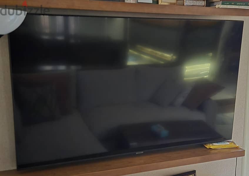 2 sofas + 2 television screens 7