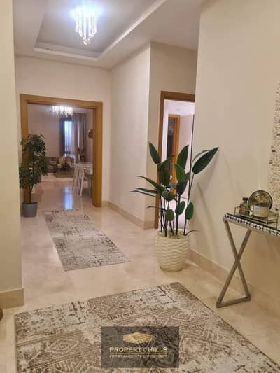 شقة مميزة متشطبة بالتكييفات و المطبخ و Dressing Room في التوسعات الشرقية بجانب سوان ليك حسن علام