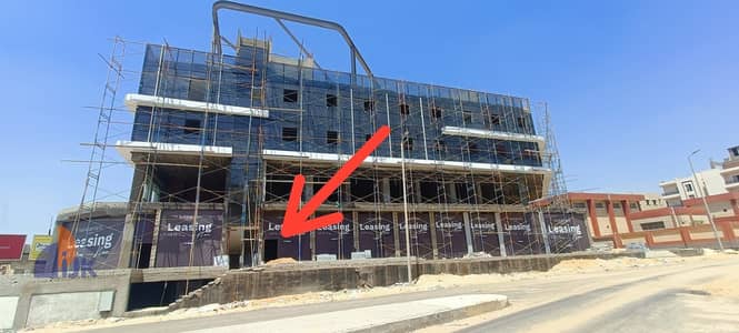 Prime commercial space for sale, 42.5 square meters, immediate occupancy, direct frontage on Gamal Abdel Nasser Axis, Fifth Settlement, New Cairo