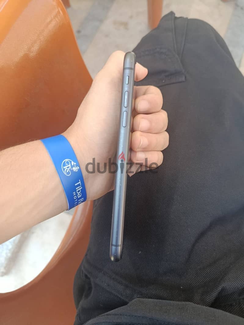 Iphone 11 128 with box 4