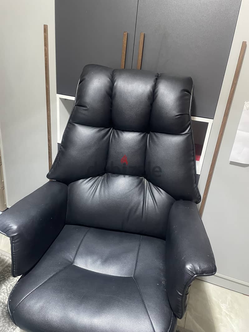 Manager Chair 1