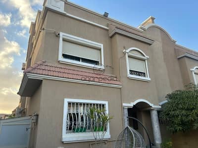توين هاوس للبيع في مينا ريزيدنس بموقع مميز جدا وتشطيب كامل ومساحات كبيرة بتصميم فاخر مناسب للسكن العائلي الراقي في القاهرة الجديدة