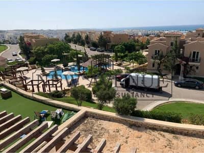 فيلا ستاند ألون نوع B في ماونتن فيو ديبلوما، تتميز بموقع مميز وإطلالة مباشرة على حمام السباحة. تتمتع الفيلا بتقسيم عملي ومساحات واسعة، وتضم 3 غرف نوم،