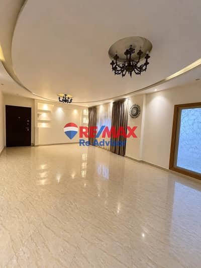 للبيع شقه ارضي مرتفع بجاردن داخليه حرف L وجاردن خارجيه الحي الثامن مجاوره 2 الشيخ زايد  موقع مميز وتشطيب ممتاز