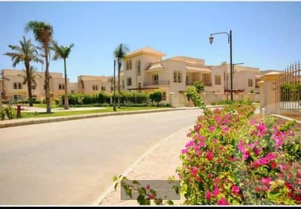 فيلا للبيع  مميزة في كمبوند جرينز – الشيخ زايد 303م مباني + 360م أرض + أرضي وأول وروف + 4 غرف + غرفة مربية + 4 حمامات + نصف تشطيب + فيو داخل الكمبوند