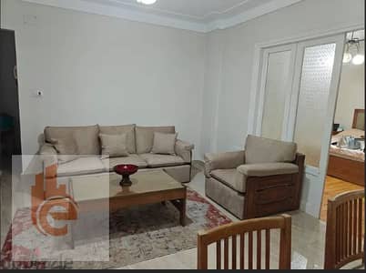شقـة مفروشـة خطـوات مـن كليـة طــب // مكـيفـة