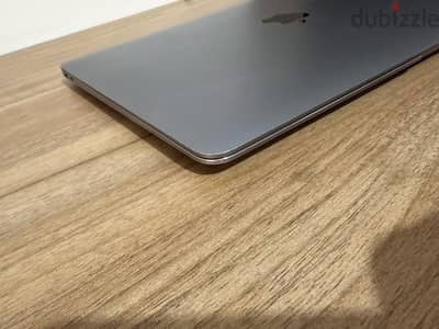 MacBook Air M1 13.3 8/256 Space Gray – كالجديد، بطارية 88%، 297 دورة