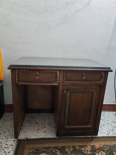 مكتب مستعمل بحالة جيدة جدا