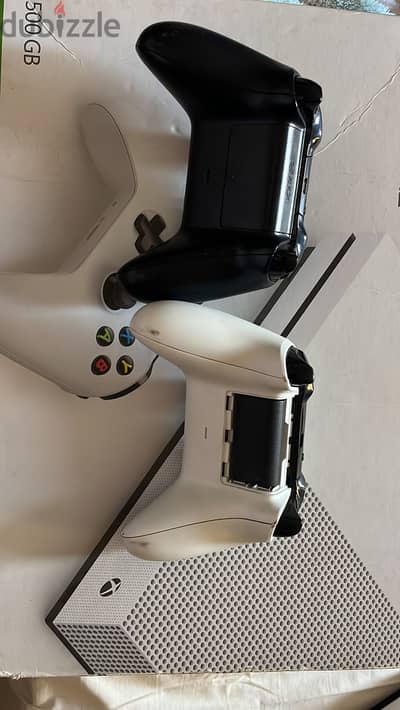 Xbox One S 500GB بحالة ممتازة مع كرتونته و2 ذراع أصلي